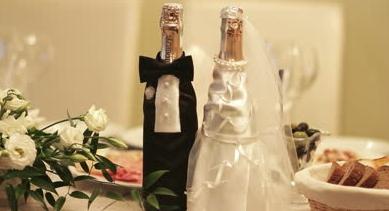 Decoração de uma garrafa de champanhe para um casamento